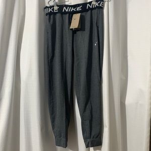 BNWTA Nike Attack 7/8 Training Paint Women’’s S